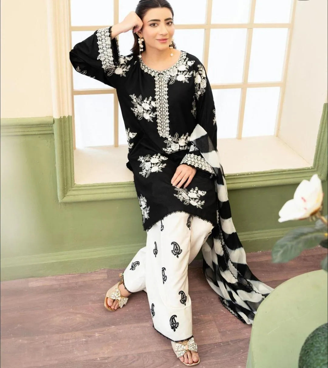 ZARA SHAHJAHAn 3Pcs Unstitched Embroidered Suit
